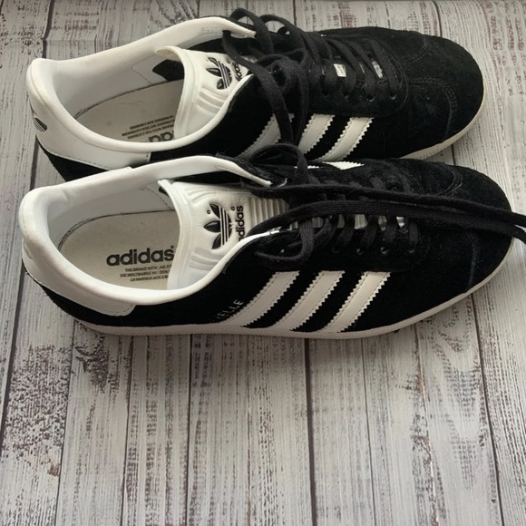 Adidas Gazelles Core Black/Metallic Gold - Picture 2 of 3